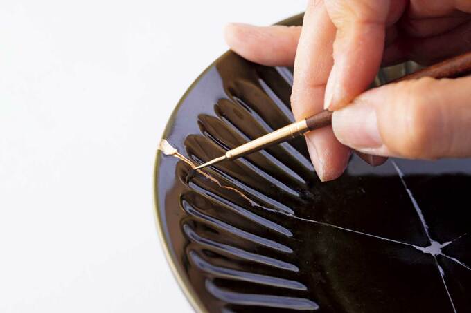 皿に合成うるしを塗る