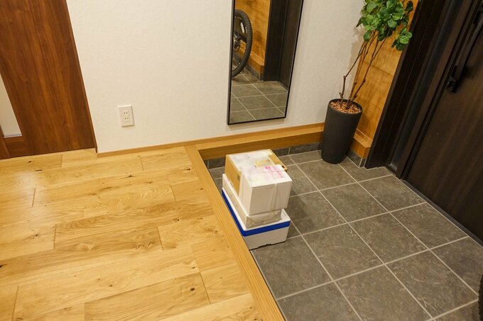 玄関土間のダンボール