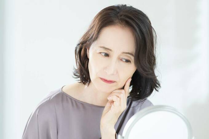 鏡を見る女性