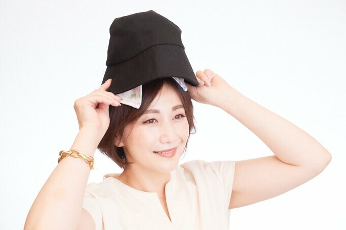 タオル入りの帽子を被る女性