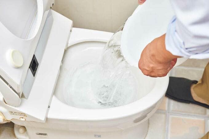 トイレの水位を下げる