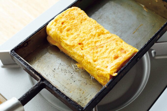 フライパンで卵焼きをつくる