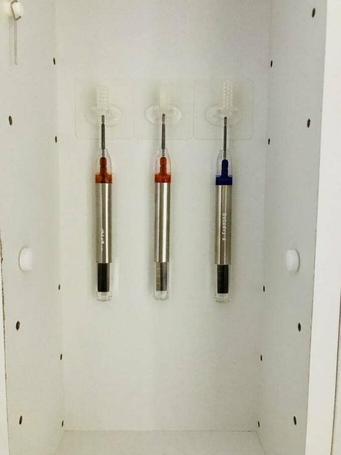 収納スペースの背面にはりつけました