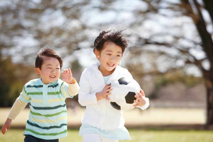 外遊びをする子ども