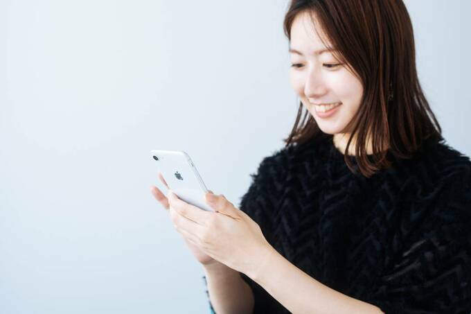 スマートフォンを操作する様子