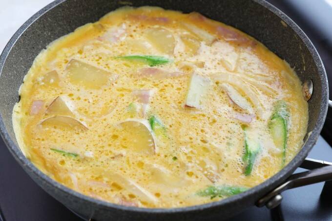 フライパンに卵と野菜