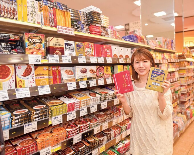 レトルトカレーを持つ女性