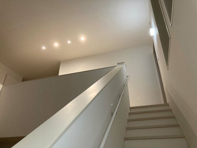 照明をつけた廊下