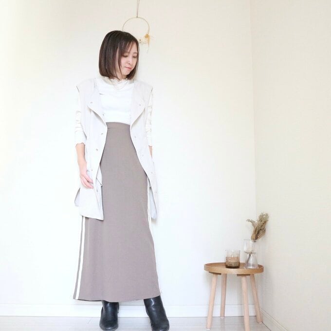 スポーティーなラインスカートのコーデ