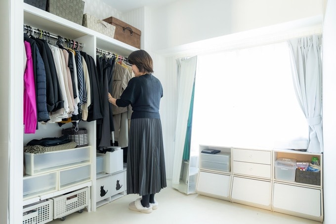 衣装ケースや収納ボックスを活用し、探しやすく取り出しやすいスペースに