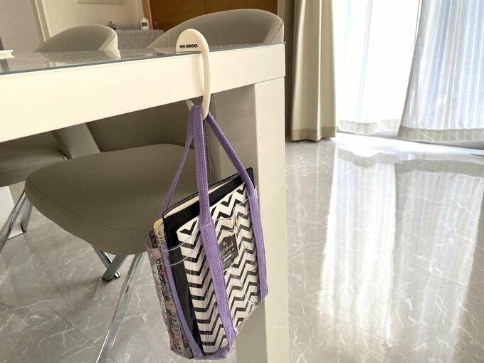 テーブルにさげた収納袋