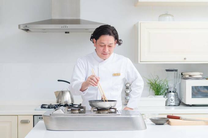料理をする男性
