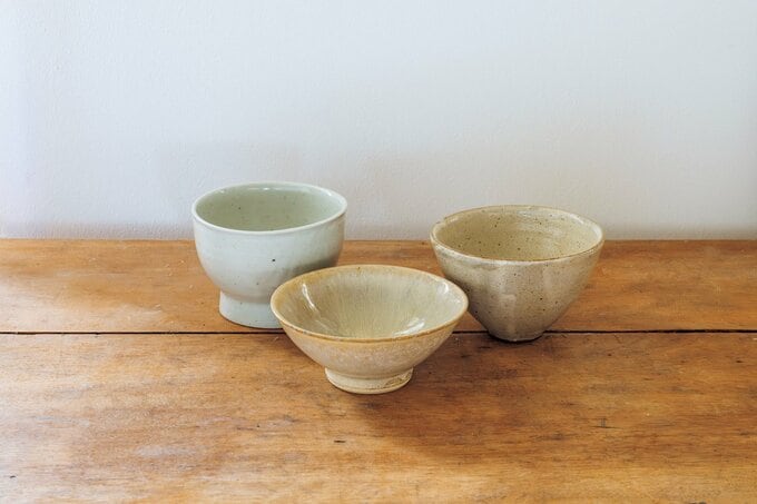 陶器の茶わんや器が並んでいる様子