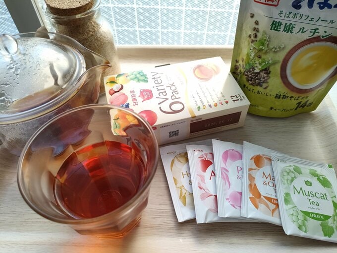 お気に入りのフルーツ系フレーバーティーと韃靼そば茶。どちらも香りがよく癒やされます