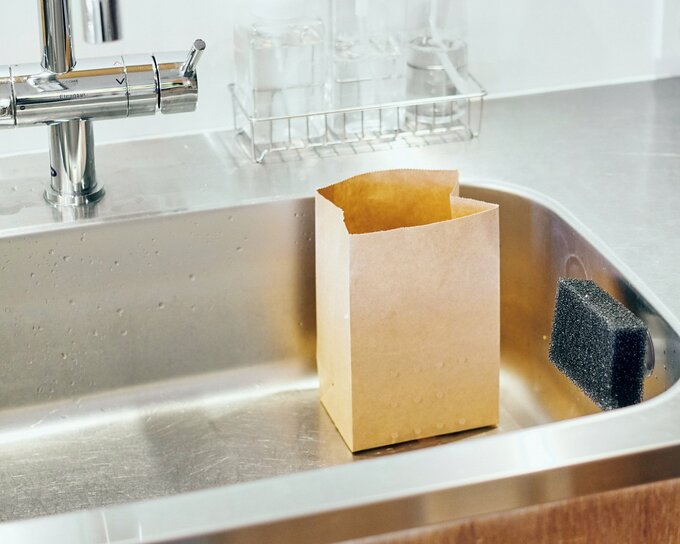 紙製水切り袋をシンクに置いている様子