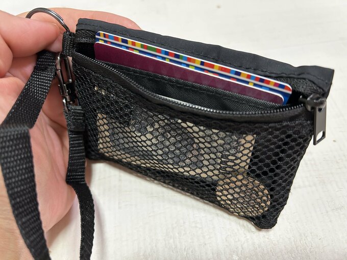お金やカードが入ったメッシュポーチ