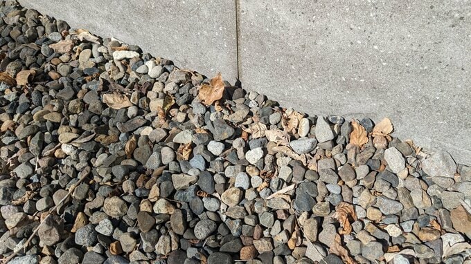 砂利の上に落ちた落ち葉