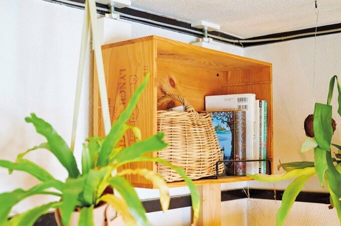 本などが収納されたワイン箱