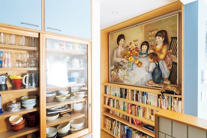 絵がぴったり収まるように設計された棚