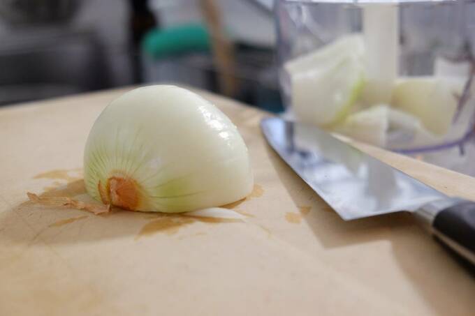 まな板にタマネギ