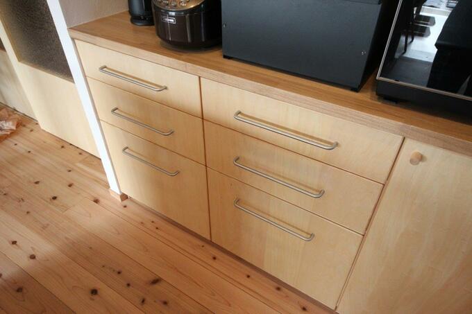 カウンター下の引き出しスペース