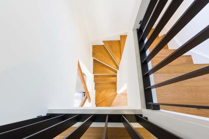 吹き抜けで明るい階段室