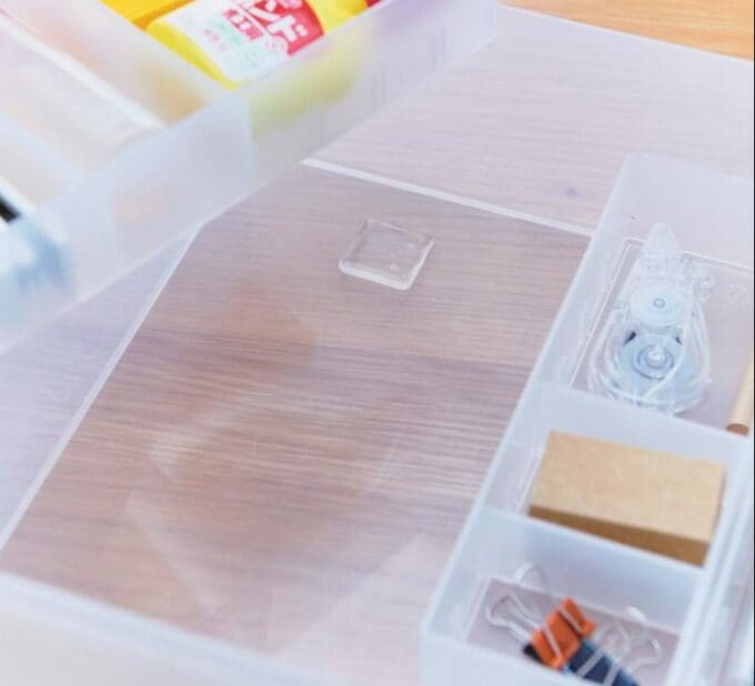 仕切りケースに耐震シール