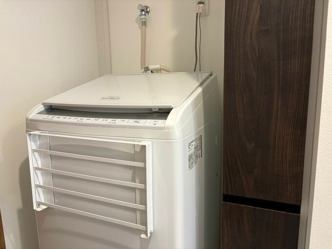 洗濯機とすぐ横にある収納