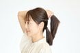 毛量が多くて「しめ縄」みたい。美容師直伝、すっきり見える「ひとつ結び」のコツ