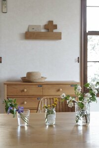 空きビンやガラスのコップで透明感を演出