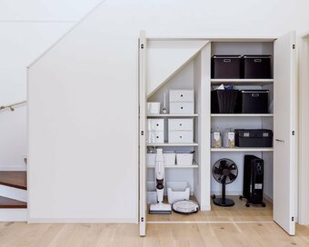 「階段下の収納」使いづらいのはなぜ？片づけ上手が実践している、デッドスペースの攻略法