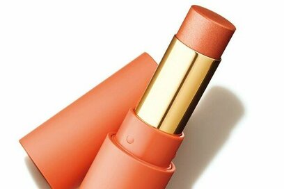 大人の顔色をつくる万能チーク！自然なツヤと血色感を生み出す