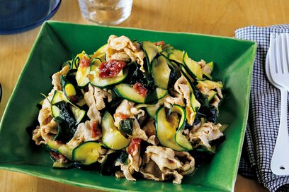シャキシャキ食感でさっぱり食べられる。「ズッキーニとワカメの冷しゃぶサラダ」レシピ