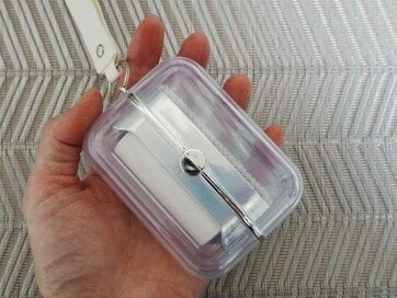 ダイソー110円の「ホコリ取り」を知ったらもう戻れない。テープとブラシの二刀流で、洋服ケアが驚くほどラクになる