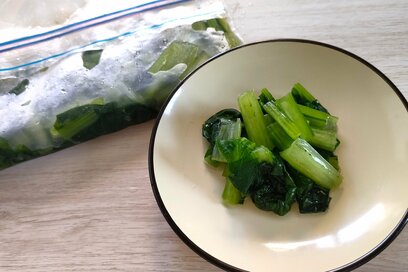 50代、いつも「冷凍してつくる野菜副菜」3つ。コマツナは下ゆでいらず、シャキシャキでおいしい