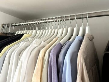 50代、年齢を重ねて見直した「服選びのルール」3つ。着る服に悩まないクローゼットが完成