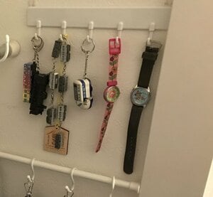 子どものクローゼットのすき間に小物を収納