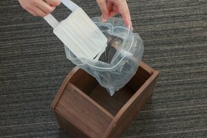 使い終わったら、ひも部分を持って外し、口を縛ったビニール袋などで密閉してからゴミ箱へ捨てます