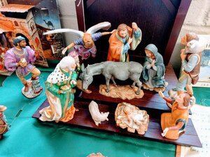 キリスト誕生の様子を表す人形（クリブ）も定番の飾り