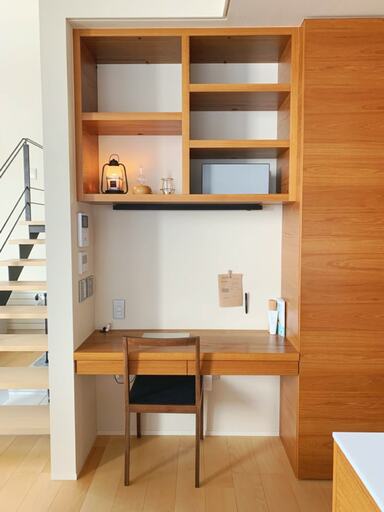 飾り棚があるミニデスク
