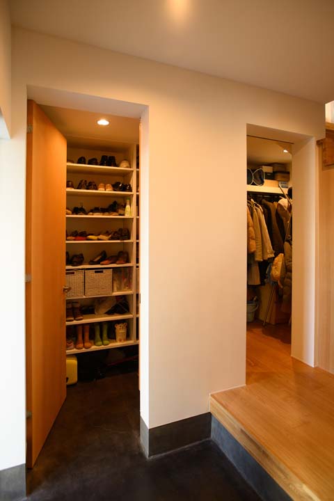 家族用の内玄関を兼ねるシューズクローゼット