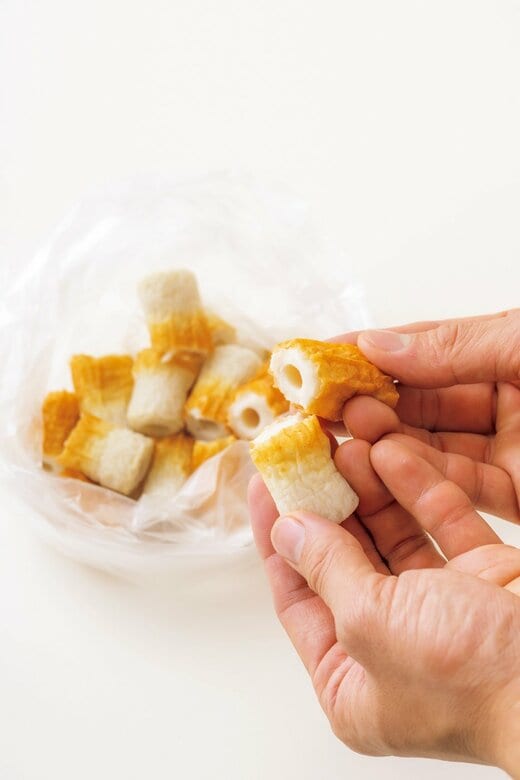 ちくわをやや大きめに手でちぎる