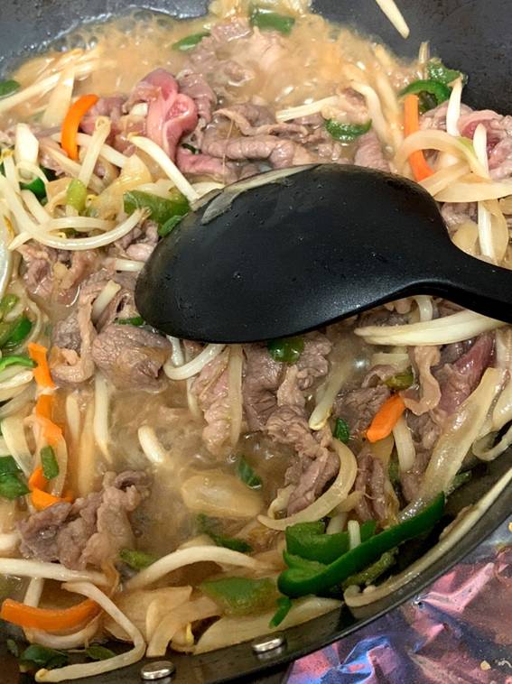 フライパンに炒め物