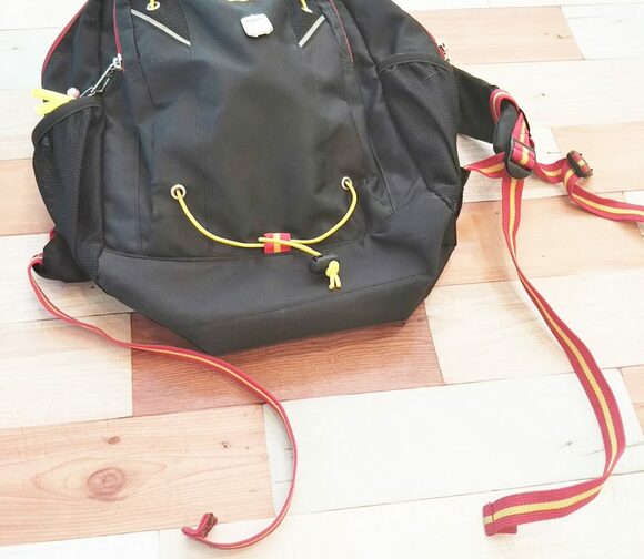 リュックのひもをまとめる