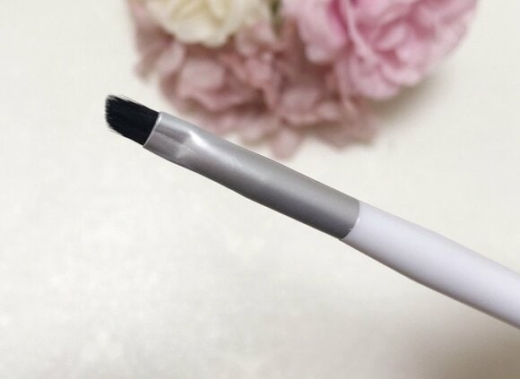 小ぶりな斜めカットの毛先をフィットさせればテク要らず。