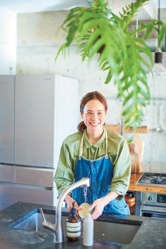 食器を洗う女性