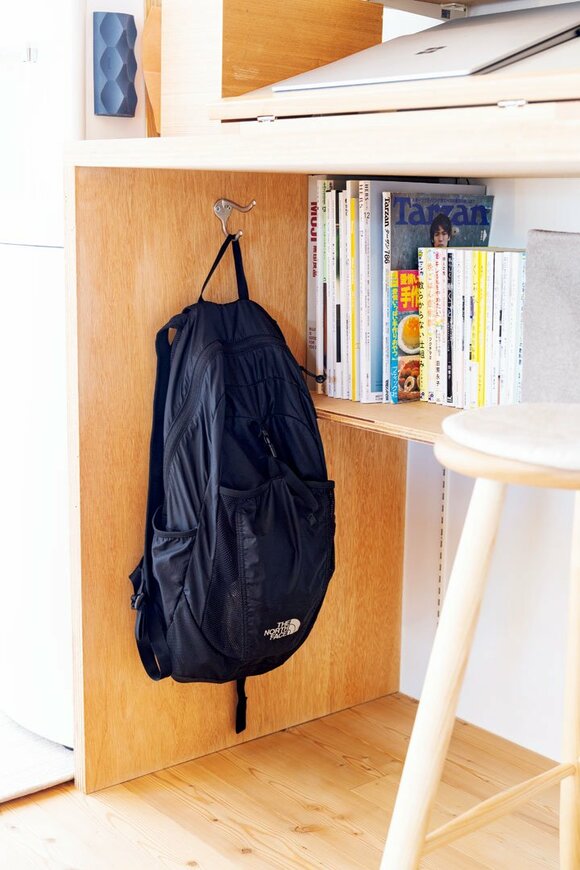 壁にリュック