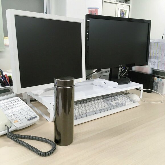 冷房が効いた職場には、体を冷 やさないよう、常温の麦茶や水 出し紅茶を持参して水分補給