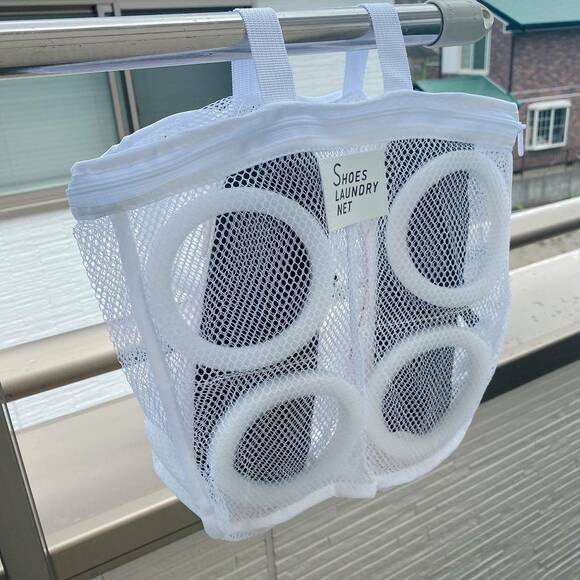 シューズランドリーネットをかける様子