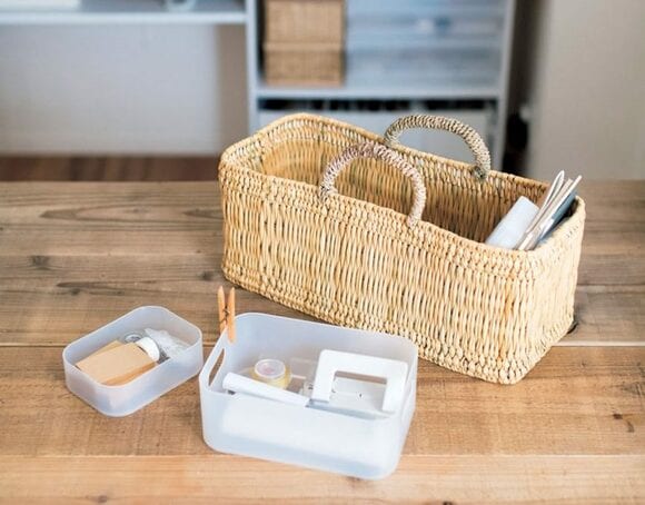 文具はカゴにひとまとめ。 使う場所に移動も可能